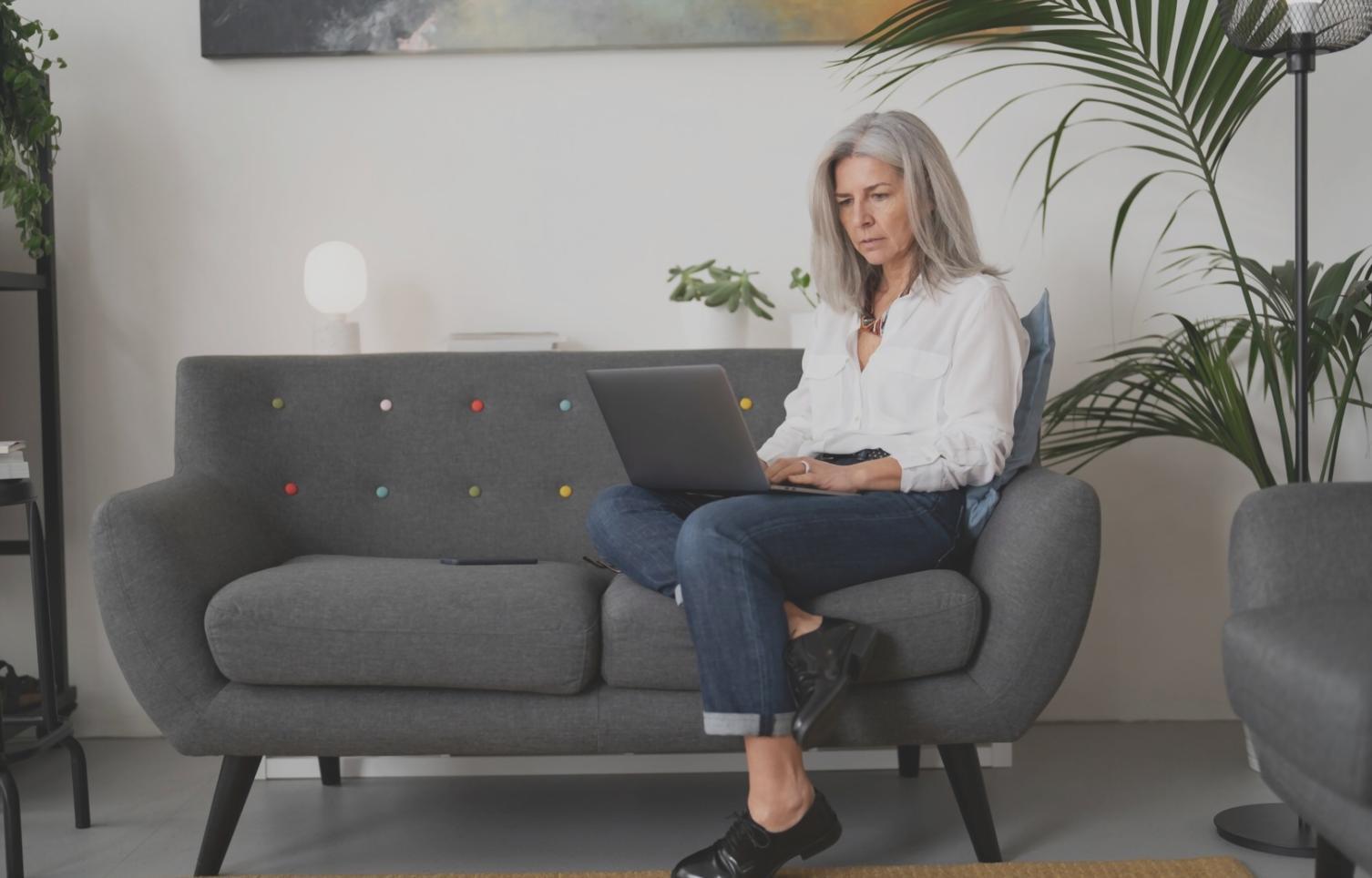 Présentation de résultats d'analyse de rentabilité sur écran et documents