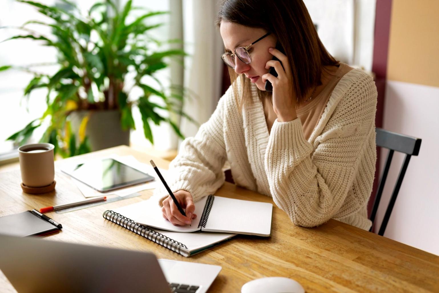 Professionnel travaillant sur des analyses de données financières