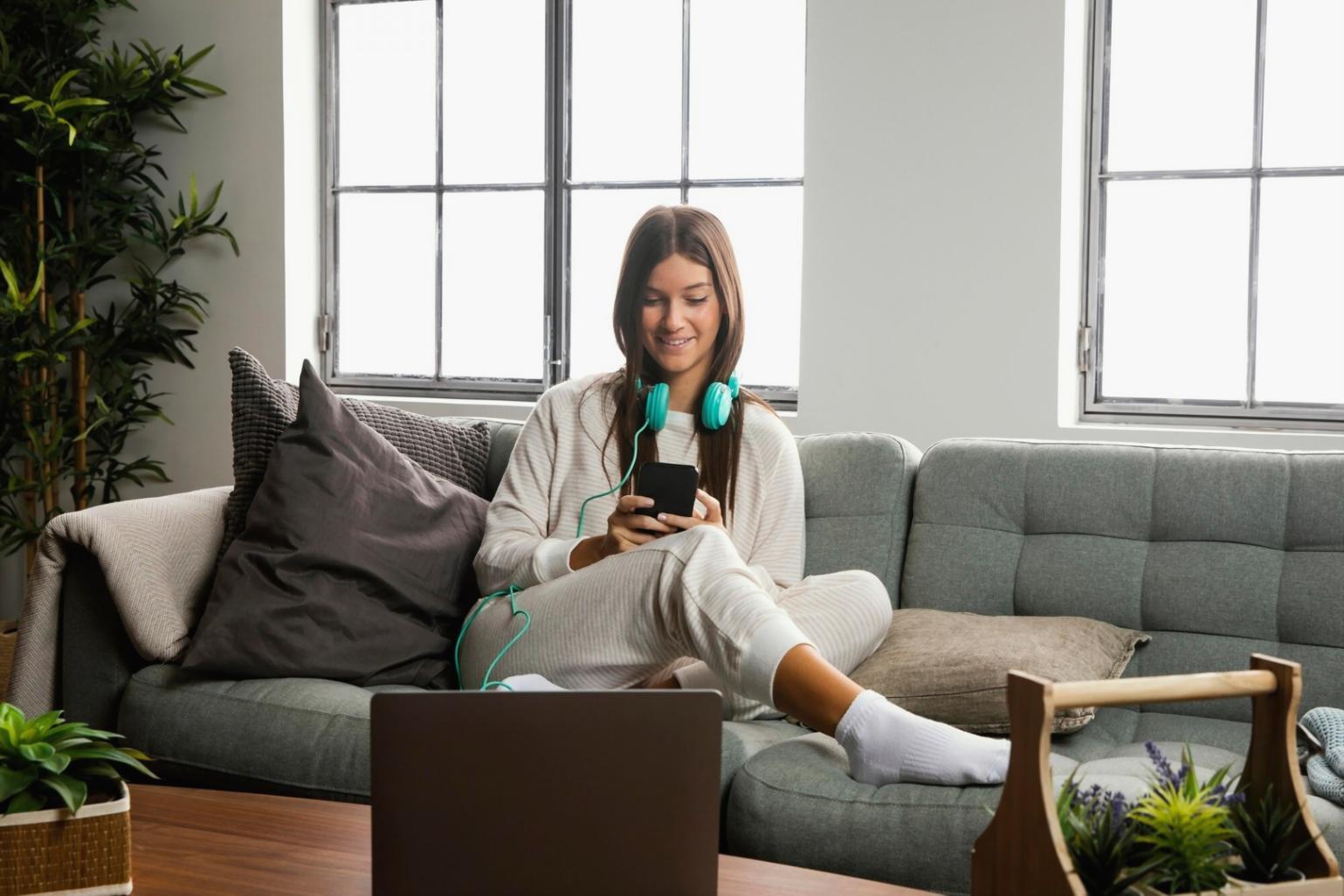 Bureau d'analyse financière avec documents et écran affichant des graphiques de rentabilité